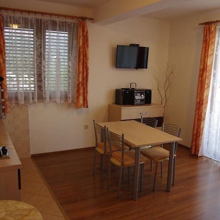 Apartments With A Parking Space Igrane, Makarska - 13535 Room photo